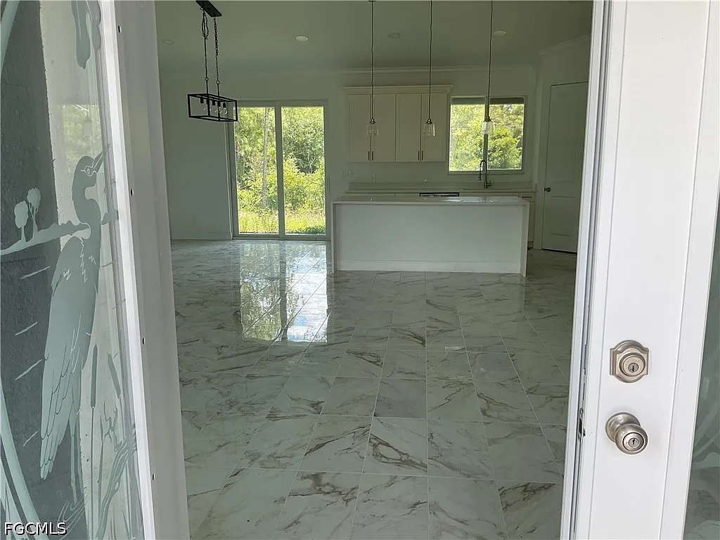3 bed, 2.0 bath, 1752 sqft, $2,000 — Photo 2