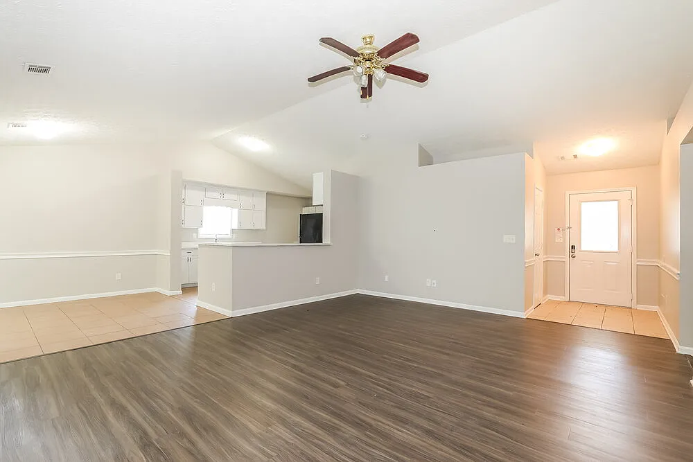 3 bed, 2.0 bath, 1582 sqft, $1,820 — Photo 4