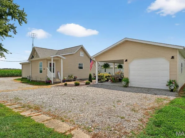 9243 Livesay St, Nashville, IL 62263