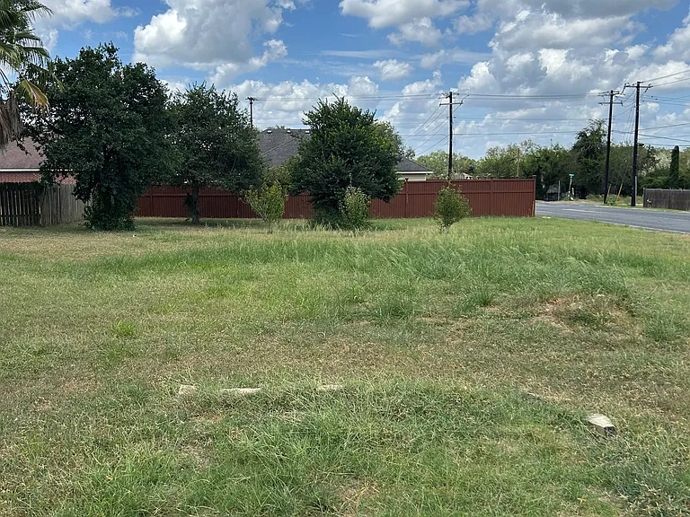 911 E Steiner St — Photo 14