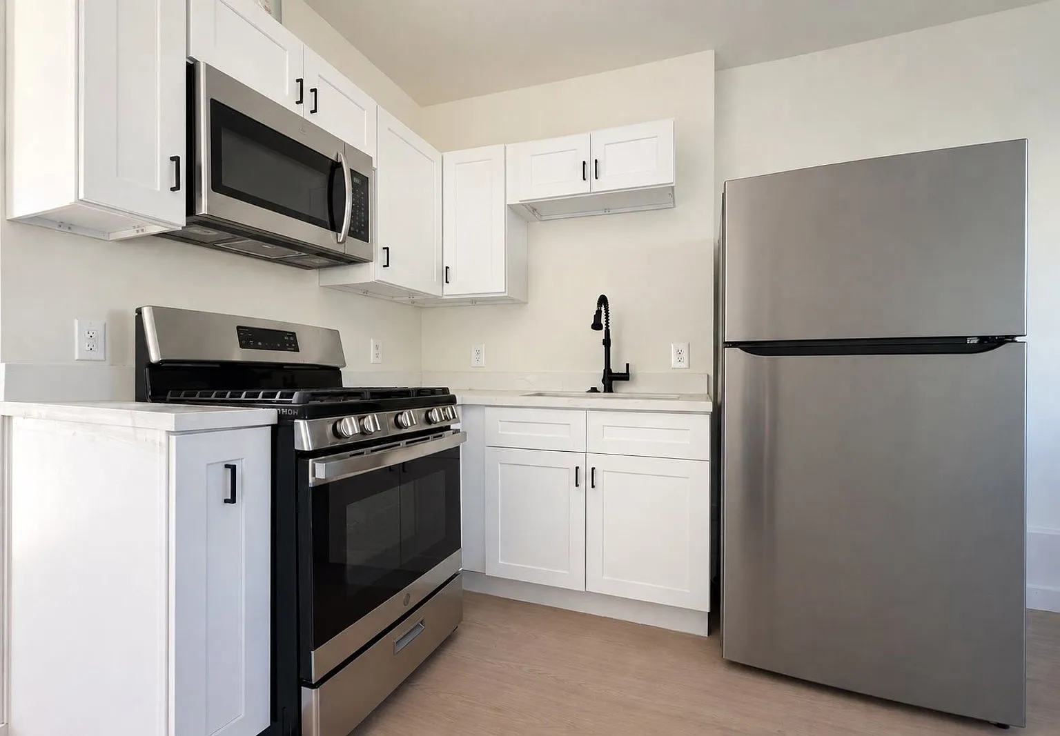Studio, 1.0 bath, 300 sqft, $1,500 — Photo 3
