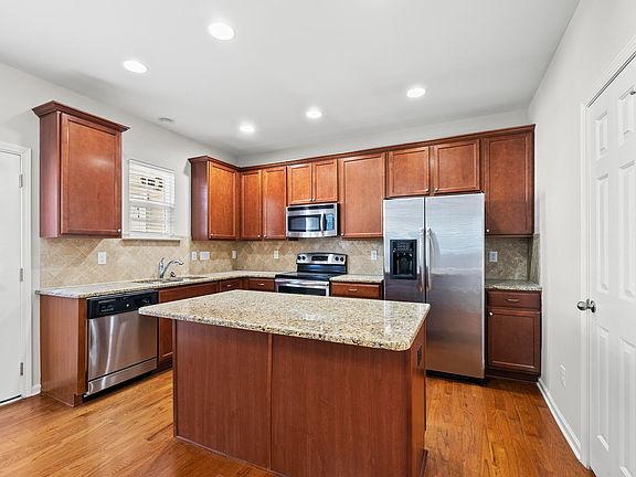 5th image of 404 Provincial St