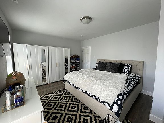 2nd image of 2324 W Jefferson St #2
