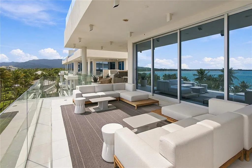 4 bed, 7.0 bath, 9000 sqft, $50,000 — Photo 3