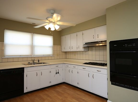 2nd image of 1122 S Oakwood Dr
