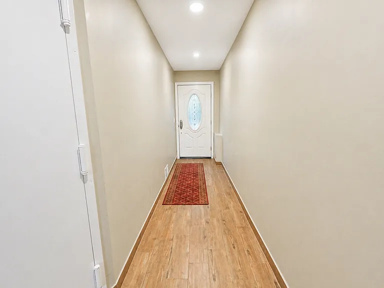 105 Crown Ave — Photo 3