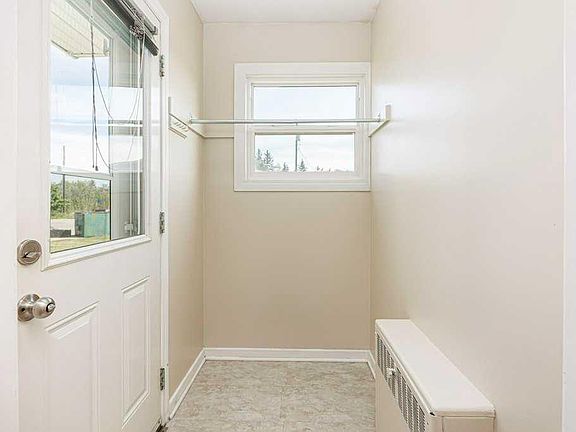 3rd image of 22 E Poplar Cres