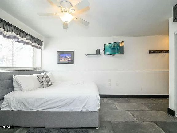 5th image of 1940 Prospector Ave #124
