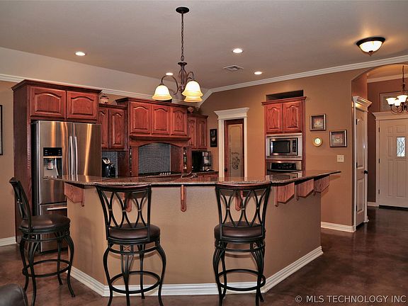 4th image of 14621 Courtney Ln