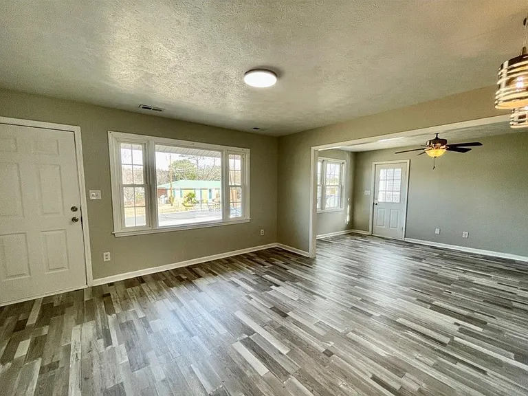 824 Fresno Dr — Photo 3