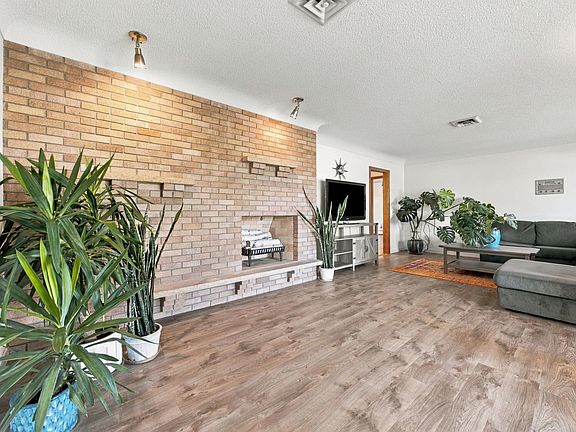4th image of 4826 University Dr S