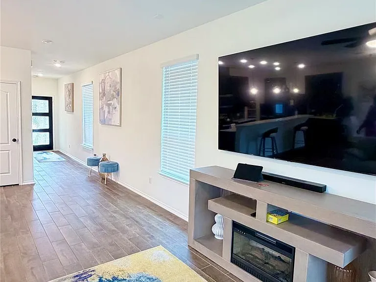 1009 Brambles Dr — Photo 8