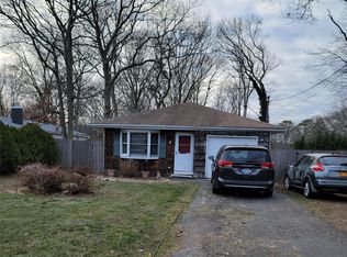 6 Floyd Rd N, Shirley, NY 11967