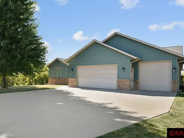 252 Oak Dr, Eagle Lake, MN 56024