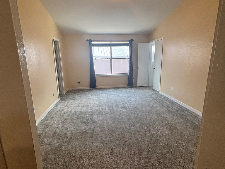 2429 Wentworth St — Photo 18