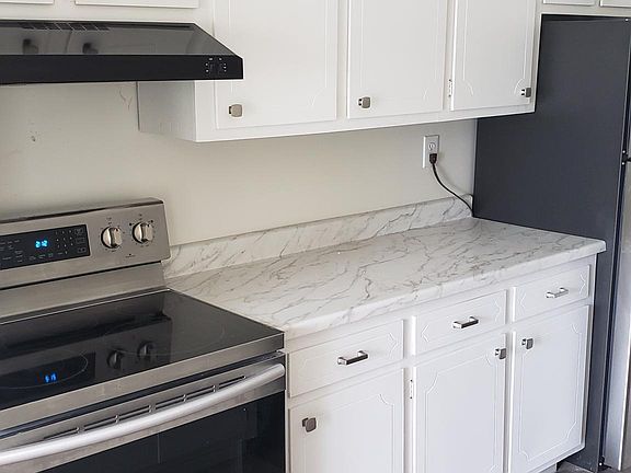 3rd image of 156 Oxford Ln #2