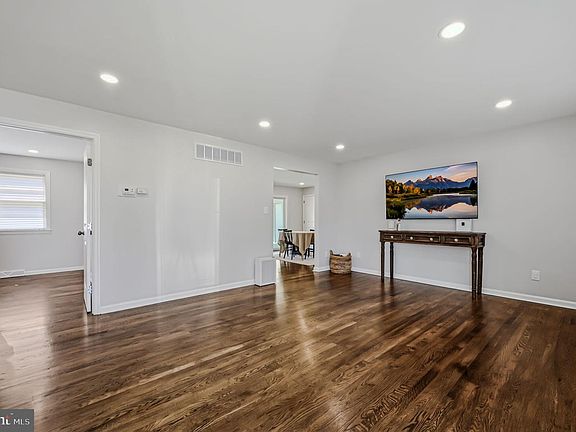 4th image of 332 E Roosevelt Ave