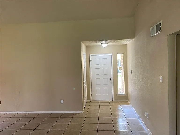 623 Old Colony Dr — Photo 2
