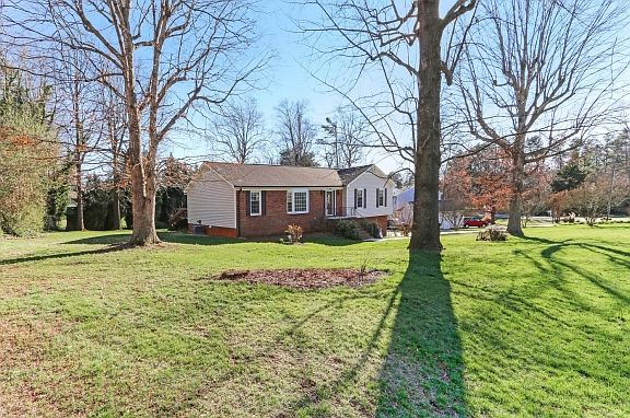 3rd image of 305 Courtland Dr