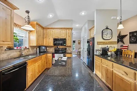 3 bed, 2058 sqft, $3,500 — Photo 3