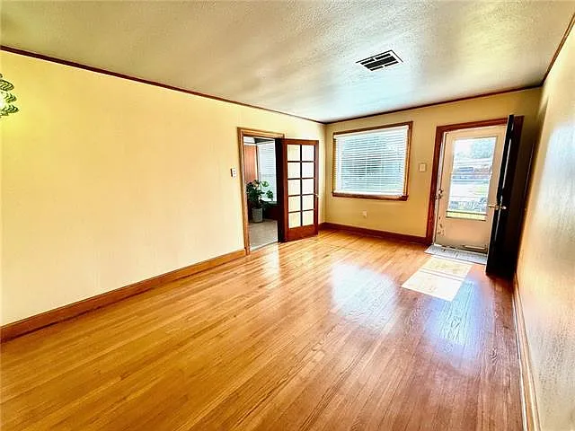 537 E William David Pkwy — Photo 3