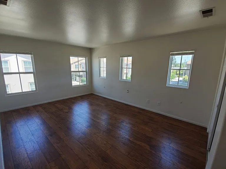 453 Cornwall Gln — Photo 13