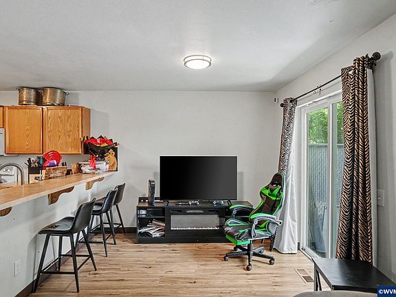 3rd image of 905 Charter Pl NE
