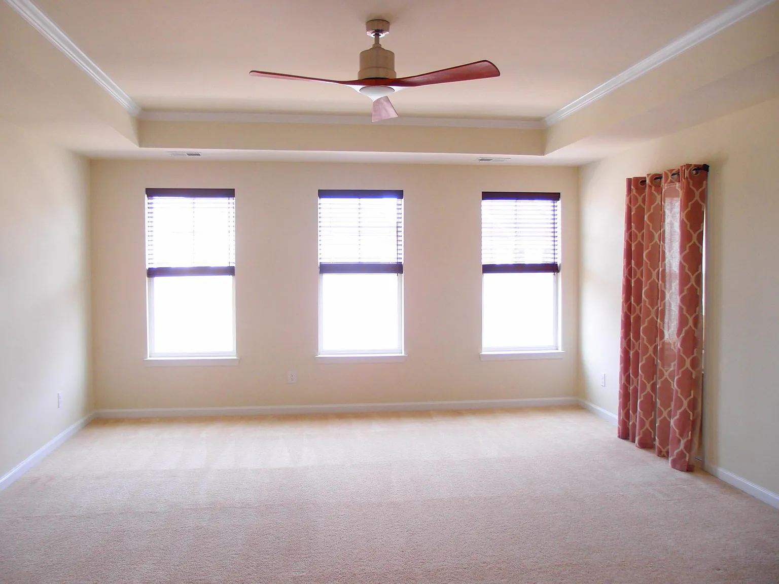 3 bed, 1827 sqft, $3,299 — Photo 2