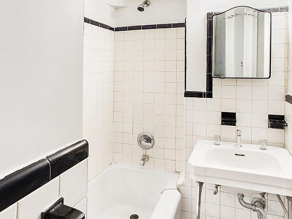 3rd image of 325 E 77th St APT 2A