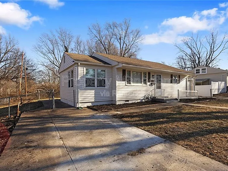 609 SE Florence Ave — Photo 2