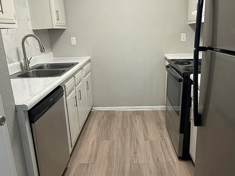 Huntington Park Apartments — Photo 13