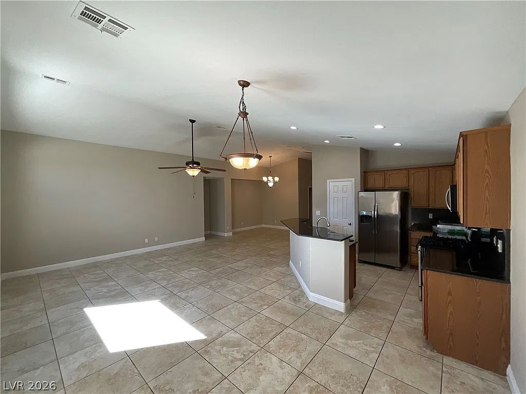 3 bed, 2.0 bath, 1650 sqft, $1,900 — Photo 4