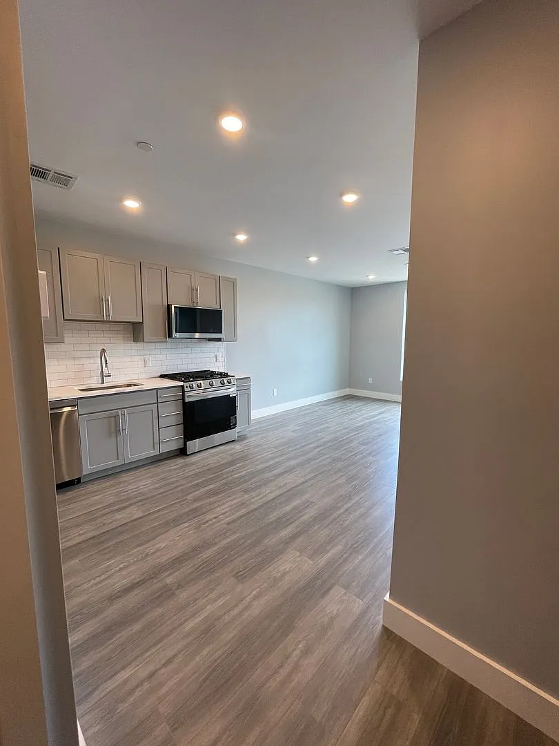 No Fee! Gorgeous New Construction Brighton 1 Bed — Photo 4