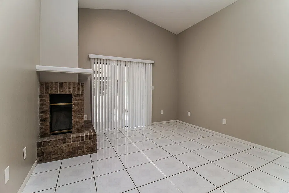 3 bed, 2.0 bath, 1704 sqft, $4,010 — Photo 3