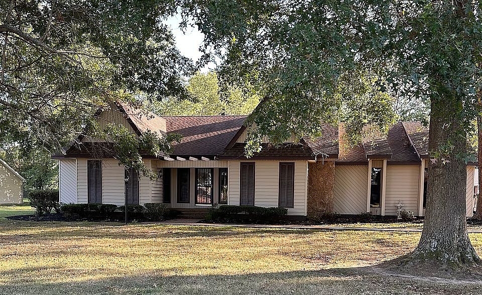 1st image of 2818 Country Club Dr