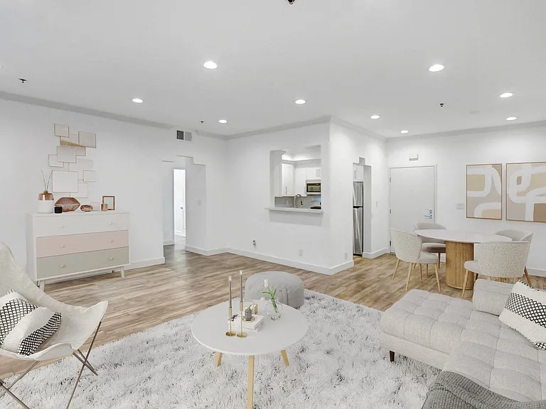 311 S. Swall Drive Apartments — Photo 34