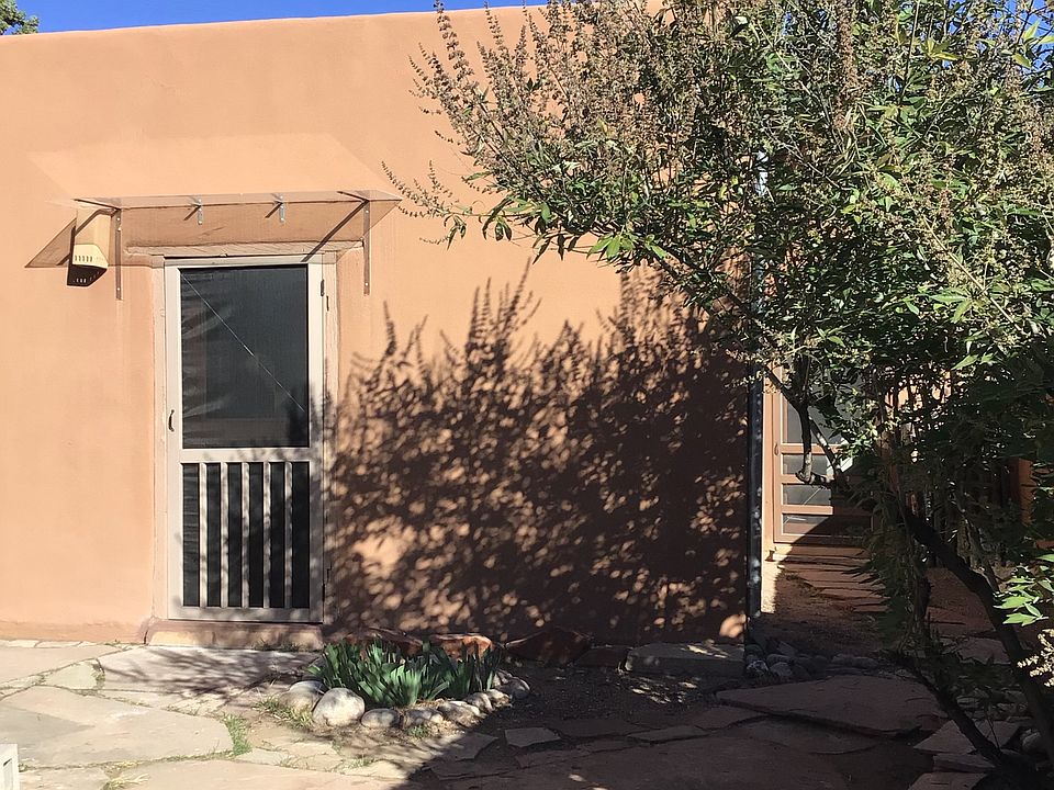 private entry courtyard