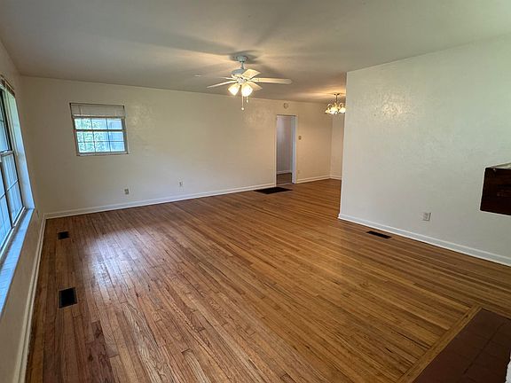 3rd image of 2213 Amelia Cir