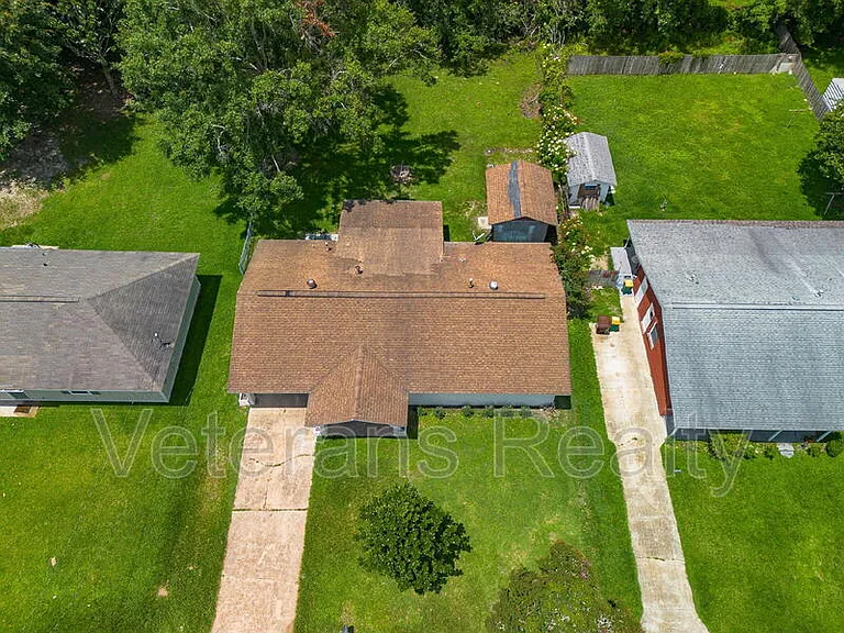 111 Valentine Dr — Photo 2