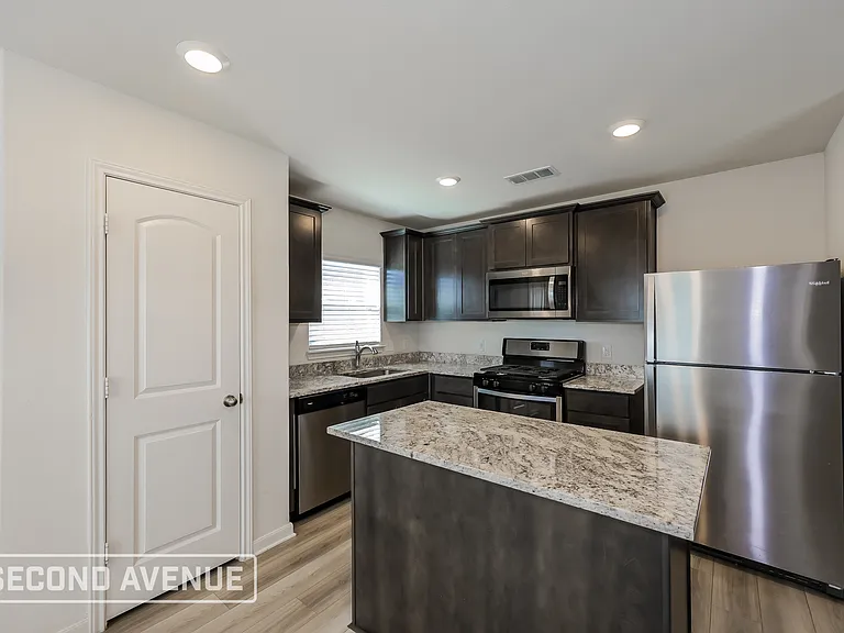 1421 Sunkiss Dr — Photo 3