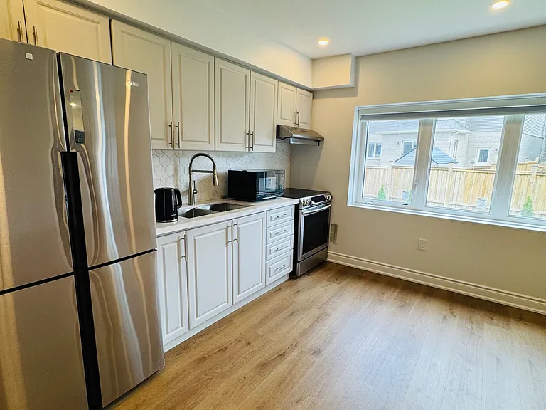 30 Rowley St #LOWER — Photo 5
