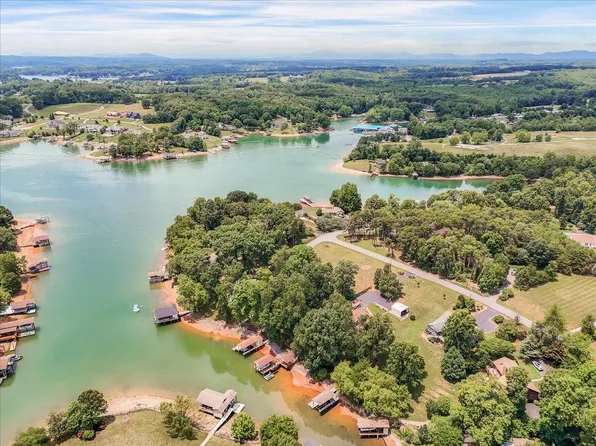 106 Club House Dr, Moneta, VA 24121