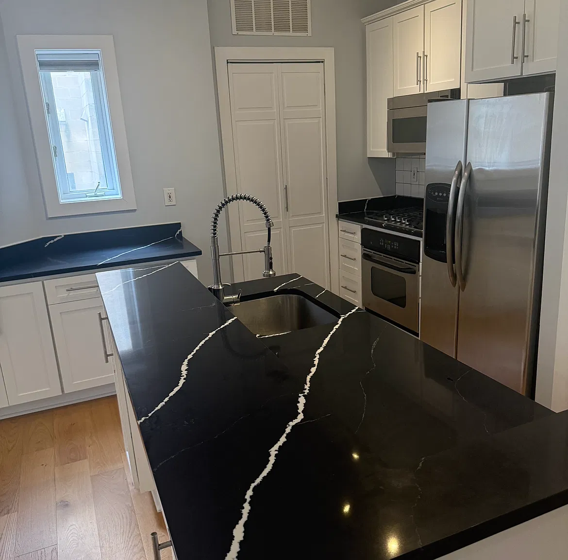 2 bed, 985 sqft, $4,200 — Photo 4
