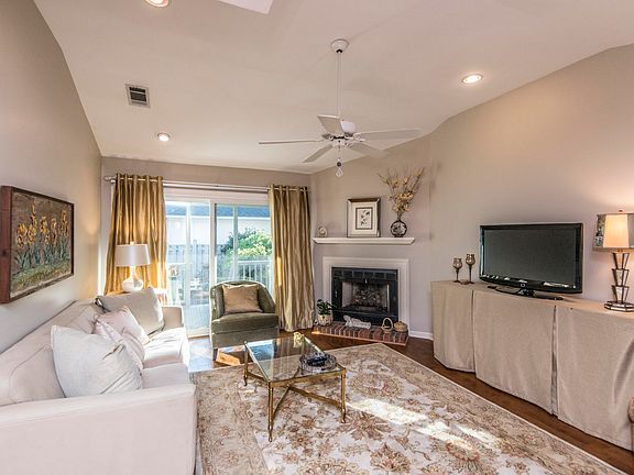 5th image of 982 Harbor Oaks Dr