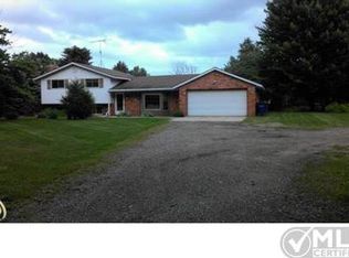 10450 Oakhurst Rd, Holly, MI 48442