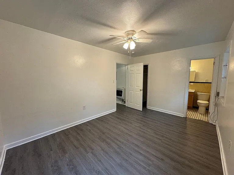205 Holmes Dr #C — Photo 7