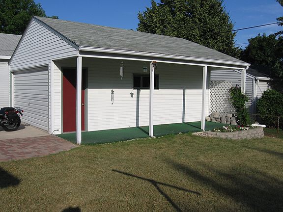 garage with porch