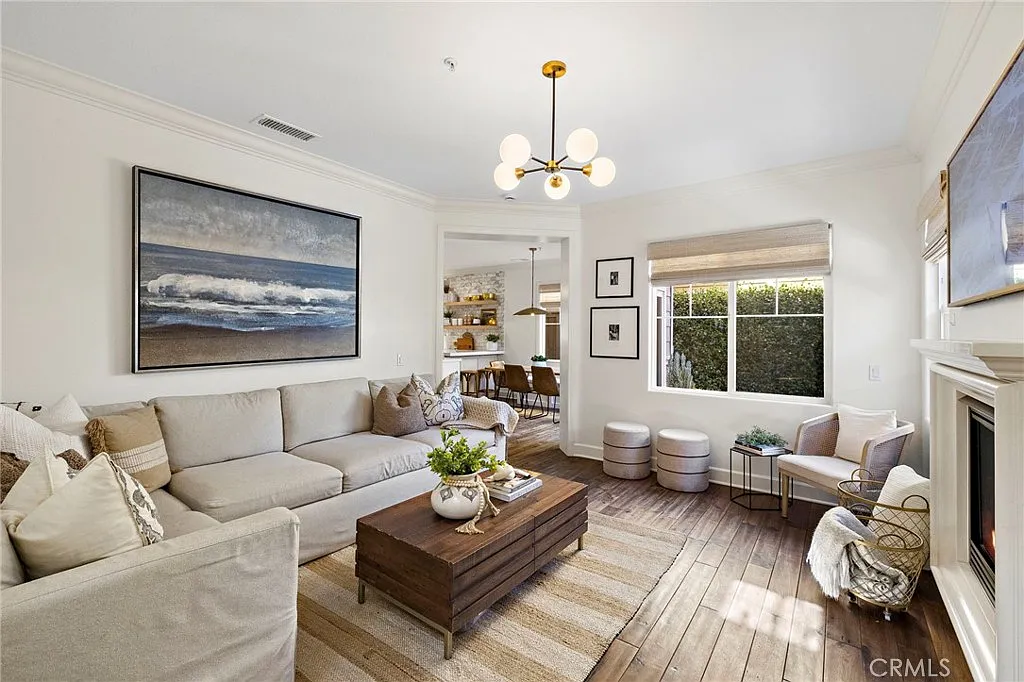 3 bed, 2.5 bath, 1581 sqft, $5,000 — Photo 3