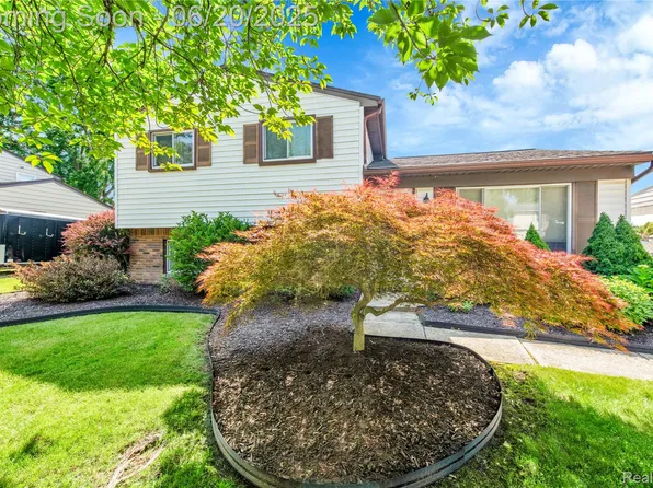 29730 Cambridge St, Flat Rock, MI 48134