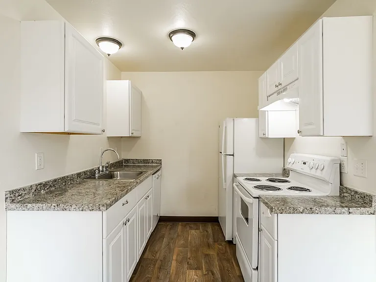 Brighton Park East Apartments — Photo 10